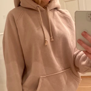 Hoodie - Beige hoodie från Bikbok, storlek xs. Fint skick, dock lite nopprig, säljer därför lite billigare🤎🤍 100kr + frakt