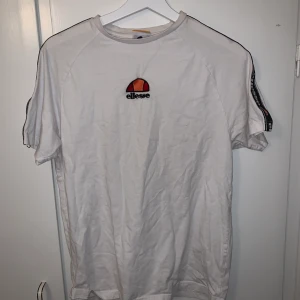 Ellesse t-shirt strl S - Bra skick på tishan inte använd många gånger alls. Pris kan diskuteras:)