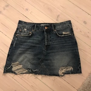 Jeanskjol  - Jeanskjol från zara med slitningar. Kommer inte till användning längre