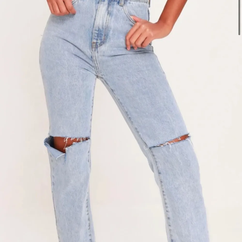Väldigt snygga jeans i skönt matrialt, sätter säg skit snygg vid rumpan. Säljer pga jag köpte storlek 12 men är för långa för mej är 161..✨ (Helt nya fick hem igår) HÖGSTA BUD JUST NU. 200kr + frakt . Jeans & Byxor.
