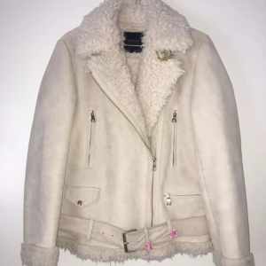 Pilotjacka - Jacka från Zara. kemtvättad och inte använd sedan dess. Kan både mötas och frakta :)