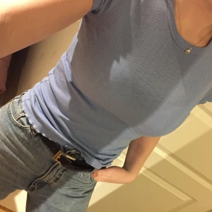  - Söt t-shirt som är lite för liten för mig :/ 