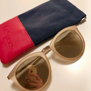  - Snygga solglasögon från Le specs. Modell ”No Smirking”. Beige/guldfärgade med spegelglas. Knappt använda och i fint skick! Köpare står för frakt.  