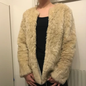  - Fakepälsjacka från Zara. Bra skick, använd några gånger. Kan mötas i Sthlm annars står köparen för frakt! 
