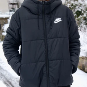  - Skön jacka från Nike, köpt till hösten förra året. Använd men i bra skick! Stl XL men sitter bra som en oversize på mig, har S-M i vanliga fall! Pris är inklusive frakt🌹