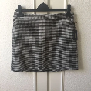  - Finaste kjolen i hundtandsmönster! Har fickor. Hög i midjan. Bra material. Aldrig använd pga fel storlek, helt ny! 28 är midjemåttet i inches, dvs ungefär storlek S. 
