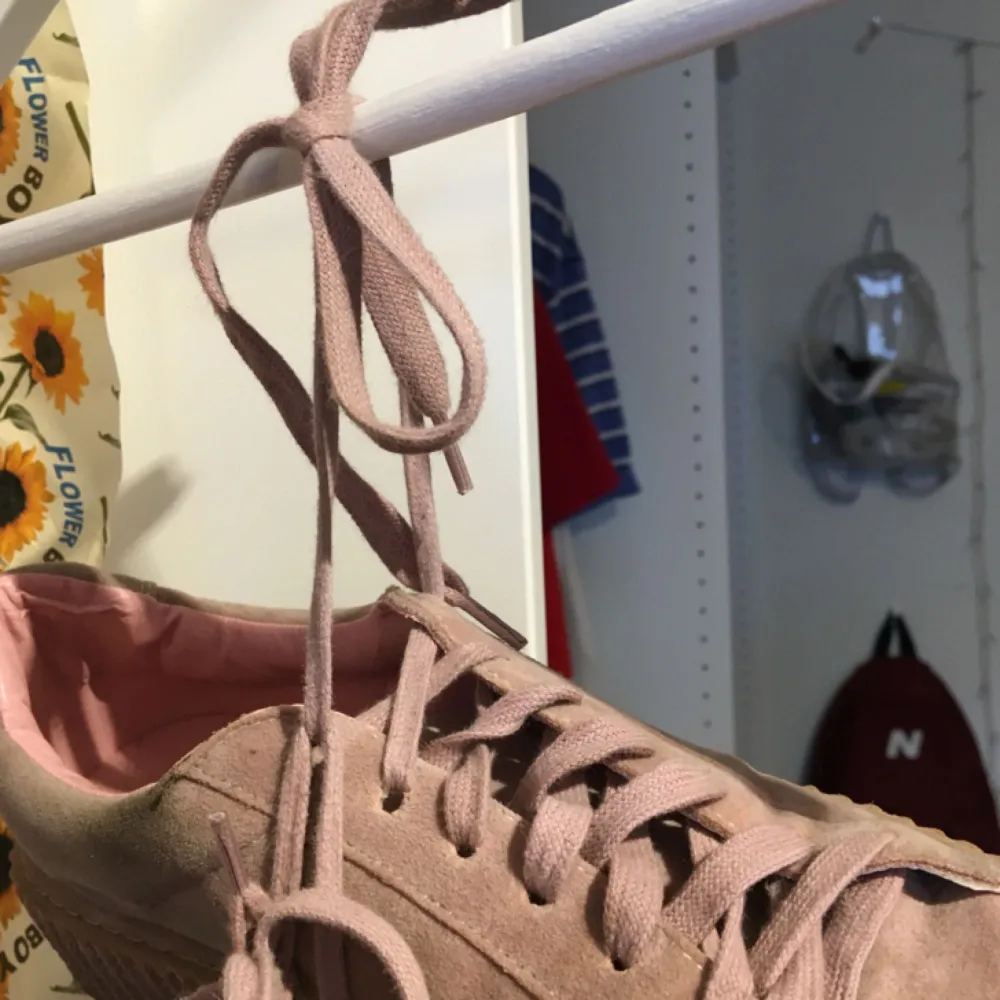 Puma lookalike-skor från Missguided i suedematerial! De är snålt använda men har samlat på sig lite smuts som dock är lätt att tvätta bort. PMa gärna om ni har några frågor kring plagget! 😌. Skor.