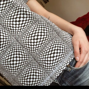  - T-shirt i häftigt mönster och lite tjockare tyg. Den har blivit något bleknad. Köparen betalar frakt. 