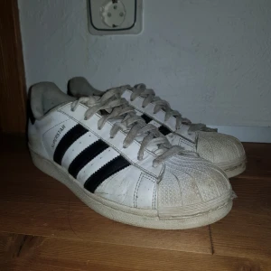  - Använda skor. OBS: Hål i lite här och där.  Frakt 28kr 