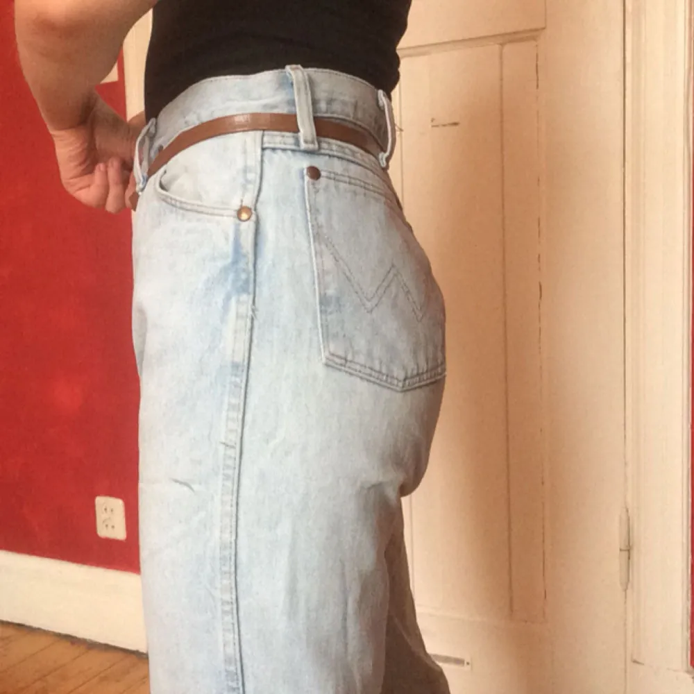 Snygga ljusa byxor från Wrangler. High waist, jag är 162 lång, så att avrullade blir dem lite längre! Frakt +50kr. Jeans & Byxor.