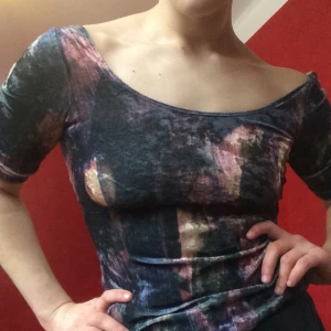  - Fin mönstrad off shoulder- topp från Monki. Frakt +20kr