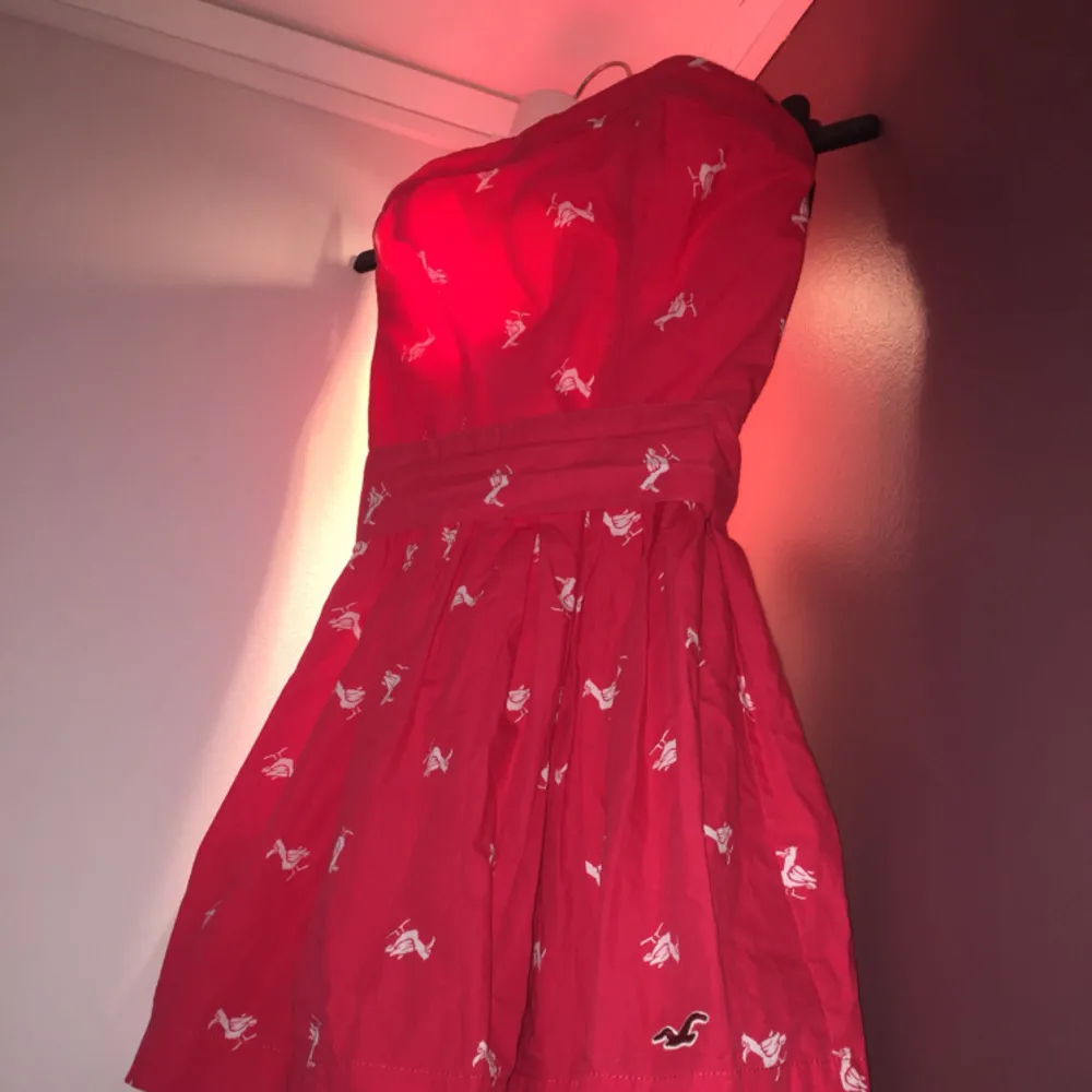 Supersöt klänning från Hollister i mycket fint skick. Säljer då den bara fått uppleva garderobsdamm.:) Möts upp i Stockholm eller fraktar. Köparen står för eventuell frakt.:). Klänningar.