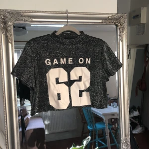  - Croppad glittrig t-shirt från H&M. Märkt M men passar även S. Kan mötas upp i Halmstad eller posta, då tillkommer frakt. 