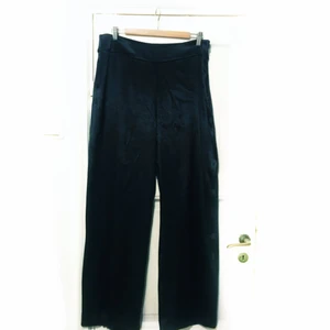  - Snygga vida byxor med hög midja i satin från Lindex. Något slitna vid fötterna men inget som stör. 