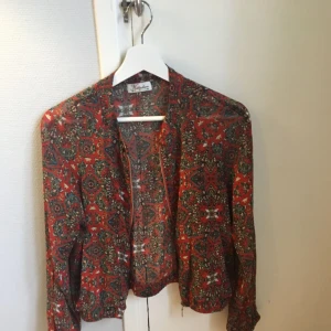  - Fin halvtransparent jacka köpt i Malaysia. 