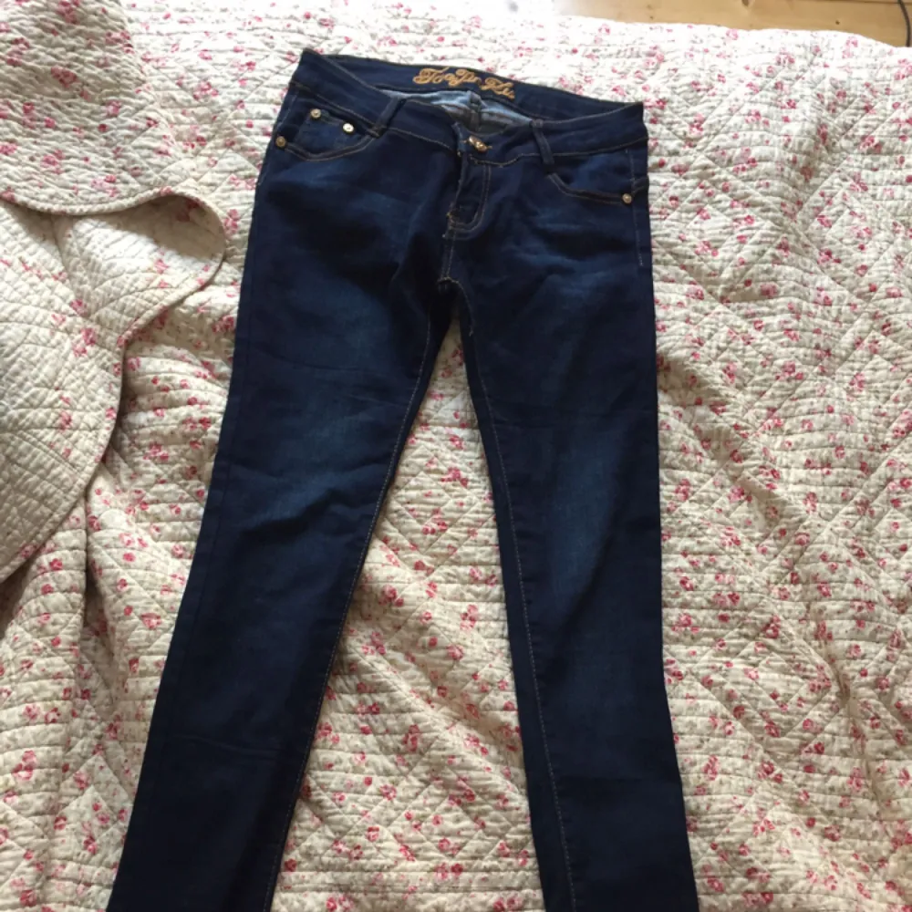 Säljer en super snygg skinny jeans köpte i Egypten inte så länge sen passar jättebra. Färgen är mörk blå!. Jeans & Byxor.