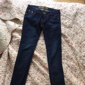 Säljer en super snygg skinny jeans köpte i Egypten inte så länge sen passar jättebra. Färgen är mörk blå!