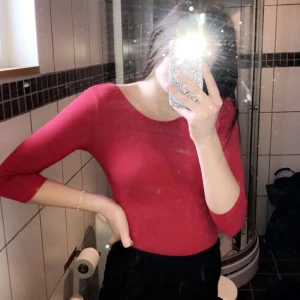  - En röd body med öppen rygg ifrån Bershka. Tar swish och du betalar frakt😘