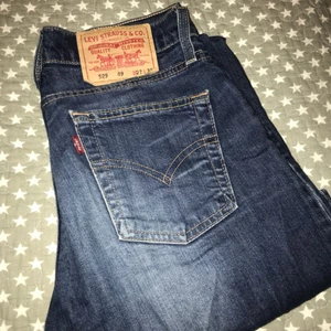  - Suuuupersnygga äkta Levis bootcut jeans! Säljer pga det tyvärr blivit för små! Väldigt bra skick, det är slitningar där bak längst ned, vilket ni ser på tredje bilden, personligen tycker jag det är snyggt! Köpare står för eventuell frakt! 