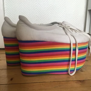  - Äkta Jeffrey Campbell rainbow platforms. Väldigt bekväma och förvånansvärt lätta att gå i! Säljer då jag aldrig hinner använda dem. Möter upp i Malmö alternativt så står köparen för frakten! 