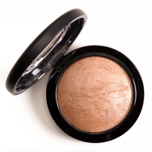  - Oanvänd Global glow higlighter från Mac köpt på Kastrup flygplats. Otroligt fin och glowy utan att vars märkbart glittrig, säljer då den inte riktigt passade min hudton och har många liknande. Frakt 20kr  Orginalpris: 305 kr 