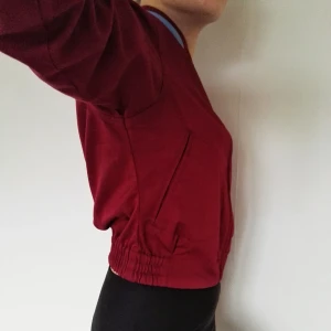  - Superfin vintage Fred Perryjacka. Kvalitet som ny! Slutar vid midjan och lite tunnare material så funkar asbra tillsammans med höga byxor o kjolar❤