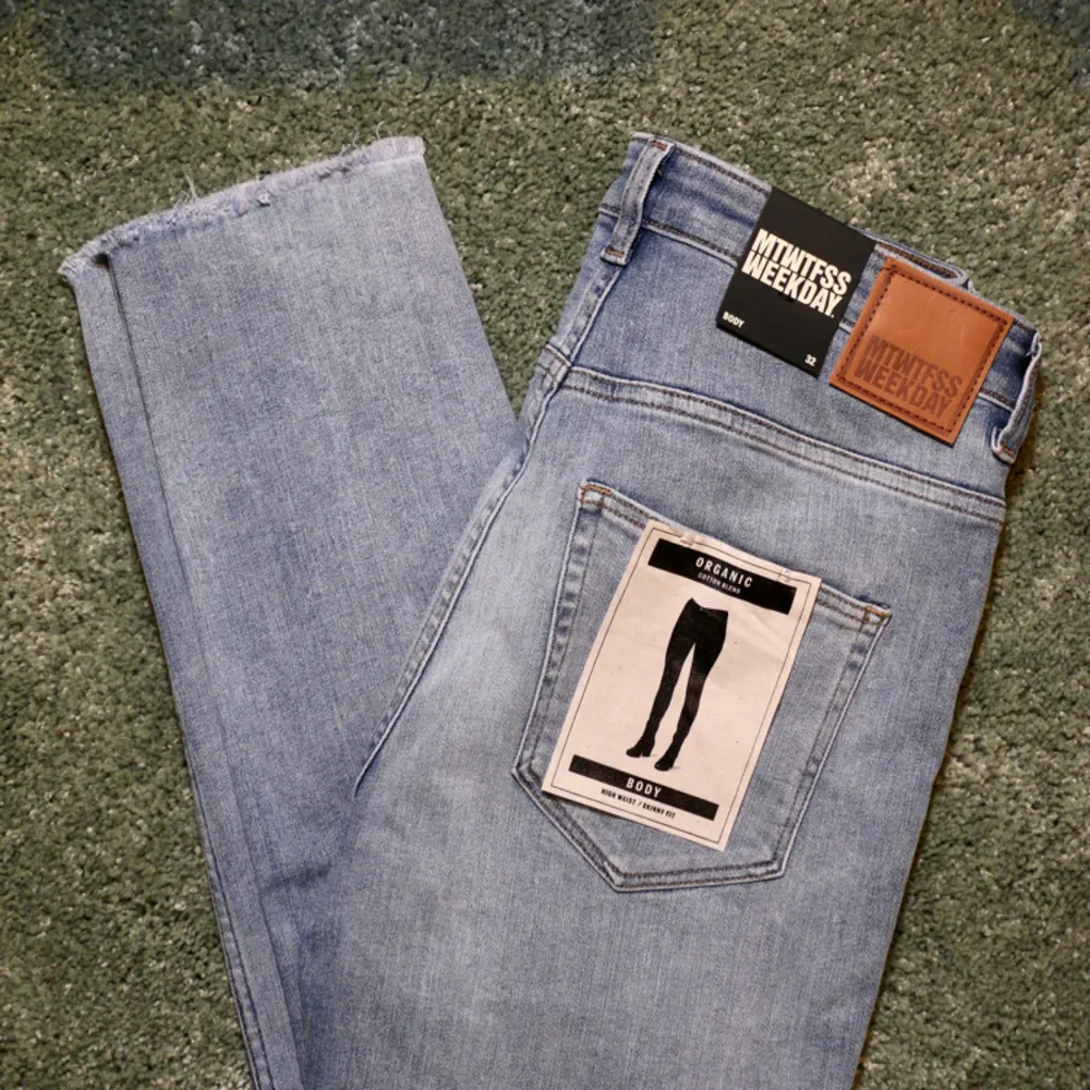 Helt oanvända Weekday jeans! Köpta online men var fel storlek för mig! Slimfit med avklippta anklar, mjukt ganska stretchigt material. Kan mötas i Stockholm, annars står köparen för eventuell frakt! . Jeans & Byxor.