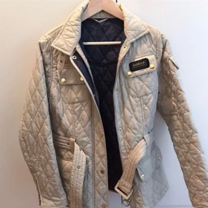  - Snygg, trendig och klassisk jacka som är i en tidlös modell. Ordinarie pris ca. 2000kr. Den är använd max 5 gånger och är i väldigt bra skick därav priset. Möts upp i Stockholm 