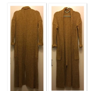  - Lång kofta från Pull&Bear, något använd men i topp skick. 