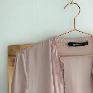  - Siden jacka från Gina Tricot, väldigt tunn och passar perfekt till vår/sommar. Köpare står för frakt😜