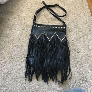  - Väska från indiska om jag minns rätt Har legat i förvaring lite länge därav är fransarna inte längre raka men annars inga skador 😊