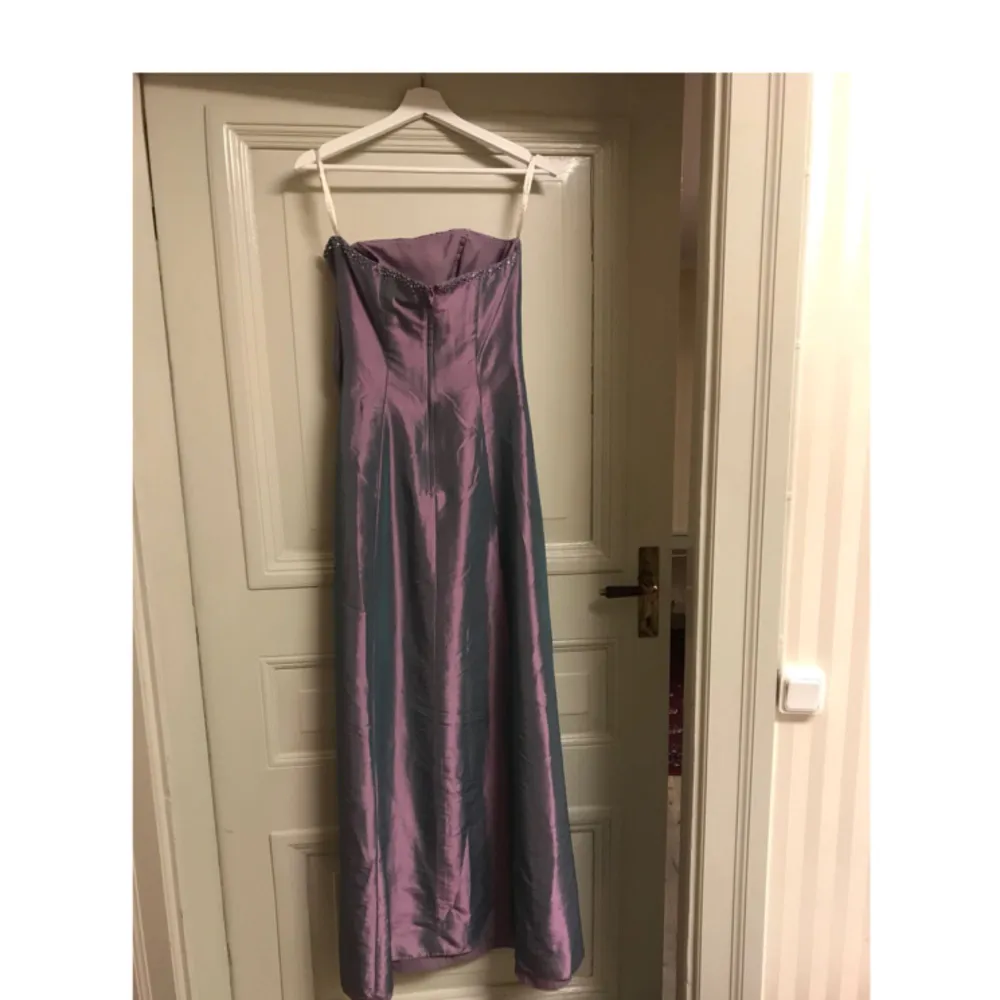 Vacker lila balklänning av siden! Perfekt till studentbalen! Använt den bara en gång. Köpte den på balklänning-outlet för 1100kr. Klänningar.