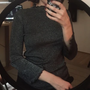  - glittrig tröja från ginatricot! använd 2-3 ggr, fint skick! de flesta priser kan diskuteras, skriv i PM med bud!  jag möts upp i Stockholm eller skickar mot fraktkostnad.