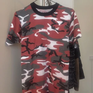  - mönstrad t-shirt, bara använd en gång, nyskick! de flesta priser kan diskuteras, skriv i PM med bud!  jag möts upp i Stockholm eller skickar mot fraktkostnad.