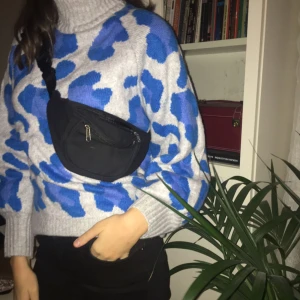  - Svart magväska med justerbart band! Säljes för 100kr, frakt på 35kr tillkommer 💗