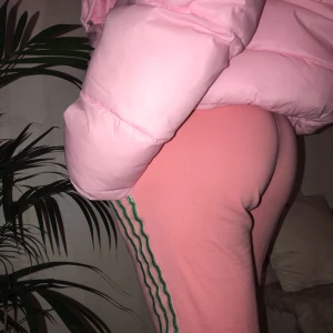  - unika adidasbyxor i rosa med gröna sträck💘 super sköna 