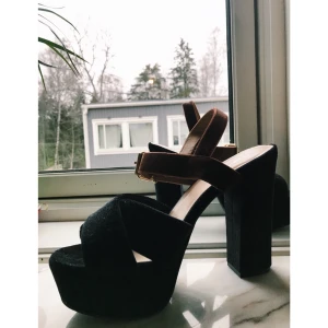  - Skor köpa från Asos i december. Använda en gång. Svart och champagne sammet. ✨