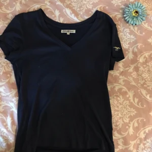  - Marinblå v-ringad t-shirt från Kappahl i storlek XS. Använd fåtal gånger. 50kr + ev frakt