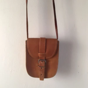  - Liten gullig vintageväska i läder i toppskick. Finns i Bagis, men kan mötas upp i stan.