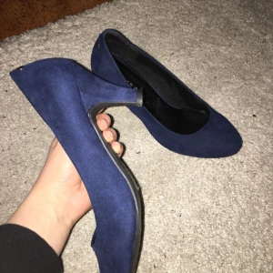  - Mörkblå klackar i storlek 38 som är använda en gång och i toppskick. ”Mocka” material och ca 5cm klack. Köparen står för eventuell frakt :)