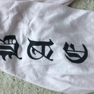  - Ljusrosa tröja med tryck 