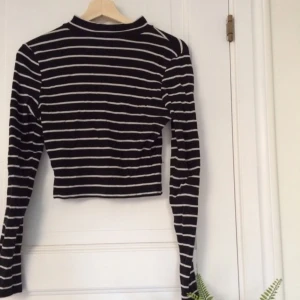  - Fin långärmad tröja ifrån H&M i storlek XS. Är som en croptop. Använd men i gott skick. Priset är inkl frakt💕Läs min beskrivning eller skicka en fråga om det är något mer ni undrar över🌟