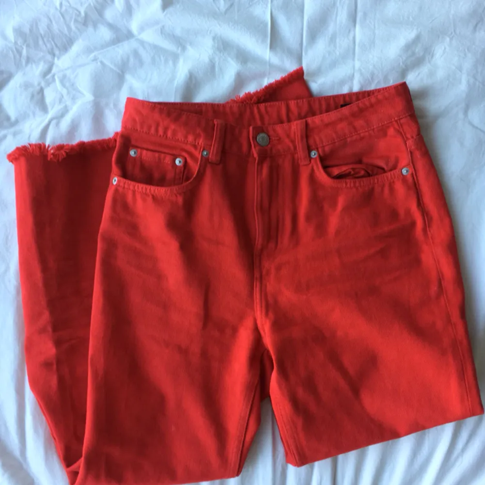 Säljer mina ASSNYGGA röda jeans för de e för stora i midjan för mig:( voyage love heter formen och midjan är W26!. Jeans & Byxor.
