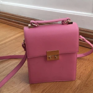  - Rosa väska från Zara, använd ett fåtal gånger. Fin kvalité med gulddetaljer. Frakt tillkommer om det behövs skickas.