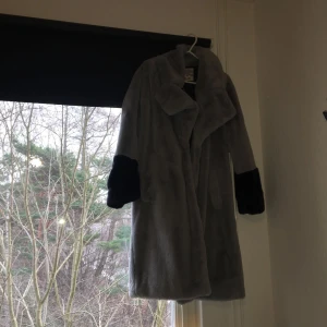  - Jättefin (fake)pälsjacka från Baum und Pferdgarten. Använd ca 4 ggr utomhus. Den är ljusblå med lite mörkare blå vid ärmarna. Vid snabb affär säljer jag den billigare! Du står för frakt ❤️