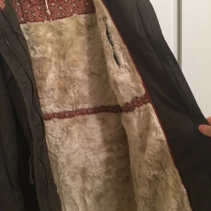  - Supervarm Bondelid jacka i militärgrönt. Mössa medföljer (syns inte på bild men den finns)  Köptes för ca 2400 kronor. Nyskick. 