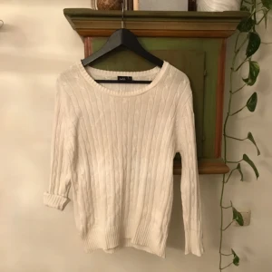  - Vit stickad tröja i bra skick. Är storlek L men passar även mig som har S-M. Skickar endast, frakt ej medräknad i pris