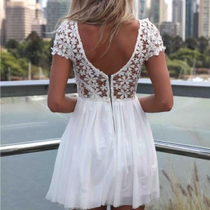  - Superfin klänning som endast har testats 1 gång! Passar perfekt till student/skolavslutning ✨