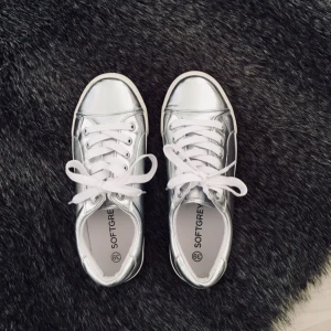  - Våriga silversneakers från franska La Redoute/Soft Grey✨ Stl 39. Endast provade inomhus.