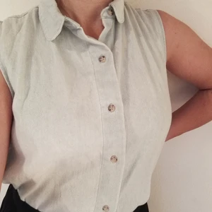  - Superfin jeanstopp från American apparel! Som i nyskick. Den fina kragen passar jättebra under en lite tjockare tröja. Den är i lite tunnare jeanstyg så den stör inte under andra kläder. 